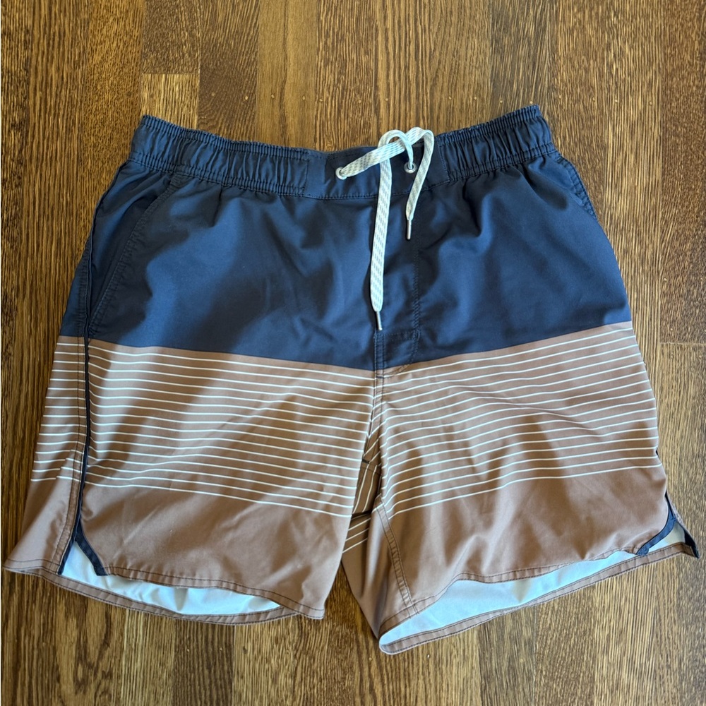 Vuori trail shorts camel stripe men’s size medium
